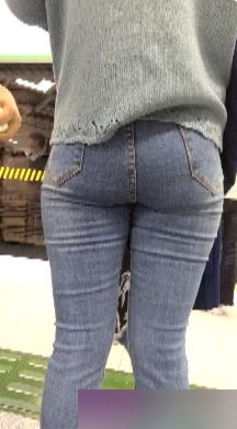 美女穿着紧身牛仔裤在地铁上展示翘臀的街拍作品